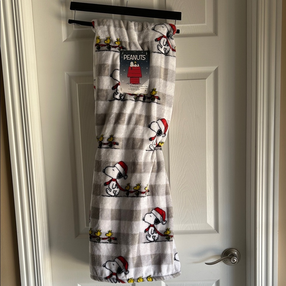 Berkshire Christmas Snoopy Throw